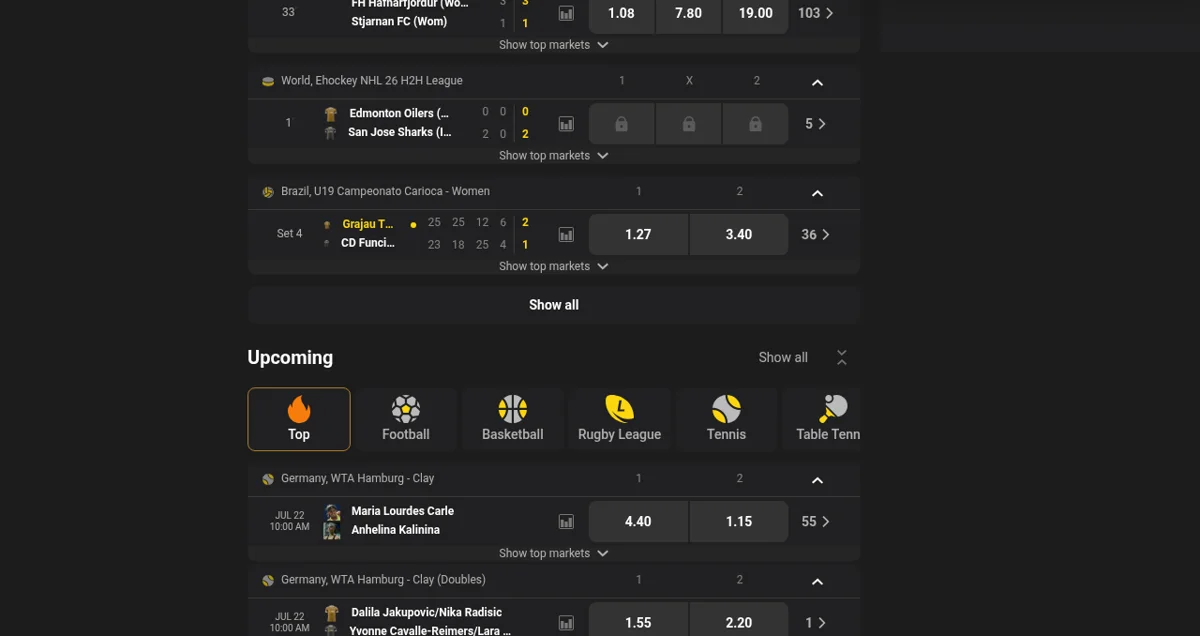Section In-Play et rencontres à venir chez Betibet, avec les onglets de sélection par sport
